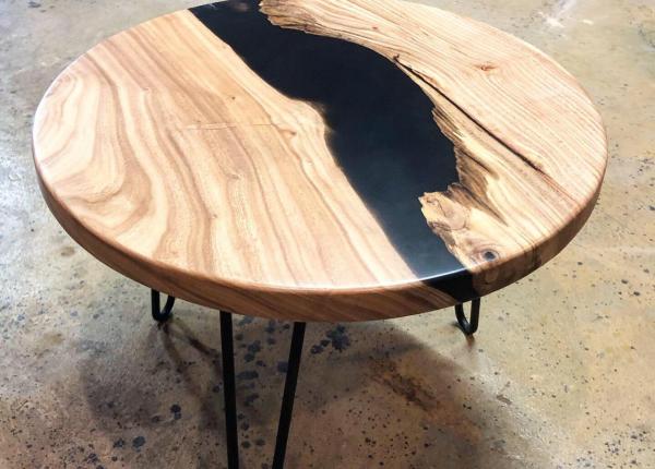Кофейный круглый столик с рекой